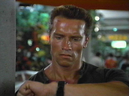 Arnold Schwarzenneger a jeho skvl hodinky ve filmu Commando (Komando)
