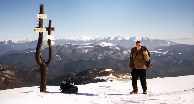 Veľká Fatra, únor 2002. Adrian vulgo Chocho ve svých pověstných lyžobotách, na rozcestí pod Krížnou. Počasí je ideální. V pozadí hřeben Nízkých Tater, pokud to ovšem není něco úplně jiného.
