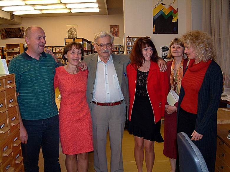 Ludvík Vaculík a jeho fanklub - zleva žárlivý pan Ota, maskující vztek širokým úsměvem, Alena, jeho žena a iniciátorka celého toho skandálu, pan Ludvík Vaculík, plnočelná nahota by mu slušela lépe, dále vpravo pak tři neznámé, avšak dychtivé obdivovatelky.