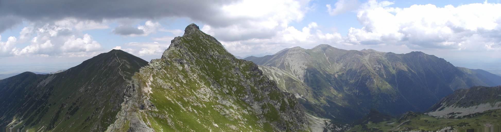 EgiPhoto: Ped Konistou; vlevo v pozad Volovec