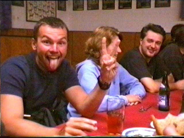 Na srazu z gymnzia - nejdv jsem j, pak Marcela, nsleduje Petr a kus z Franty. Urit vs to hrozn zajm, co?