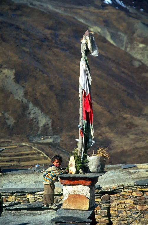 Neplsk kluk u stupy, foto Petr Lazar, duben 2004 kdesi pod Annapurnou