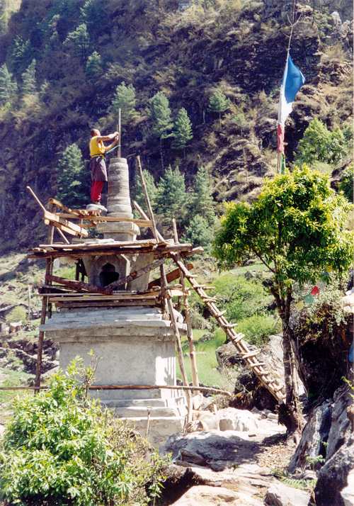 Jednoho jarnho dopoledne, nedaleko Lukly, mnich rozebral stupu.