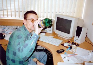 Tohle je jist Ondra Popelka, Pop zvan, kter ve firm zved telefony a poslouch zoufal skuen a sprost nadvky naplench zkaznk. Proto se vyznauje hro k, podrdnm chovnm a patn maskovanmi sklony k alkoholismu.