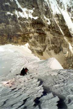 Parchamo, pohled na vstupovou trasu od vrcholu smrem do sedla Trashi Laptse