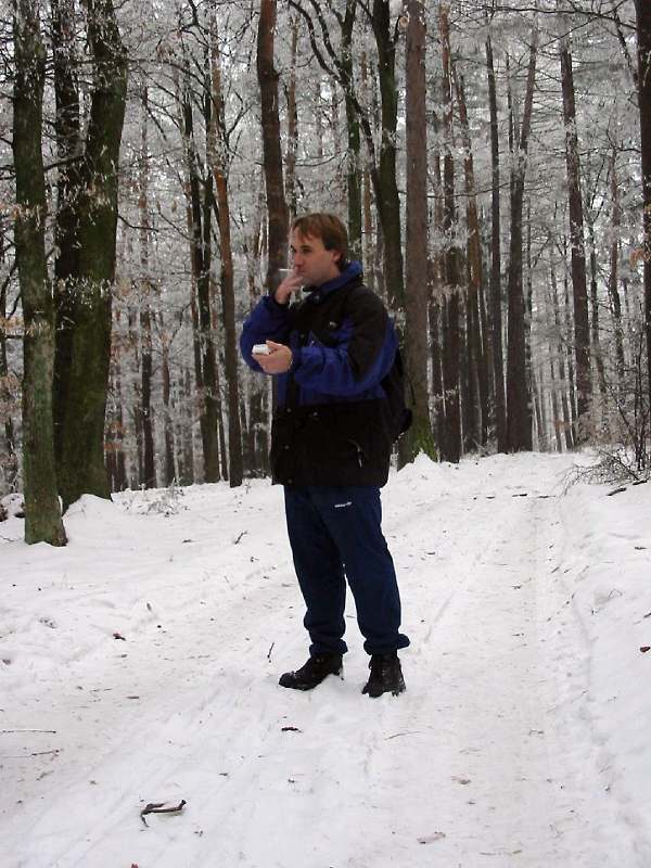 Asi deset kilometr po startu, Karel provozuje svj oblben konek. Vitsek mu vdycky hrozn nadv, jeliko je zavil nekuk.