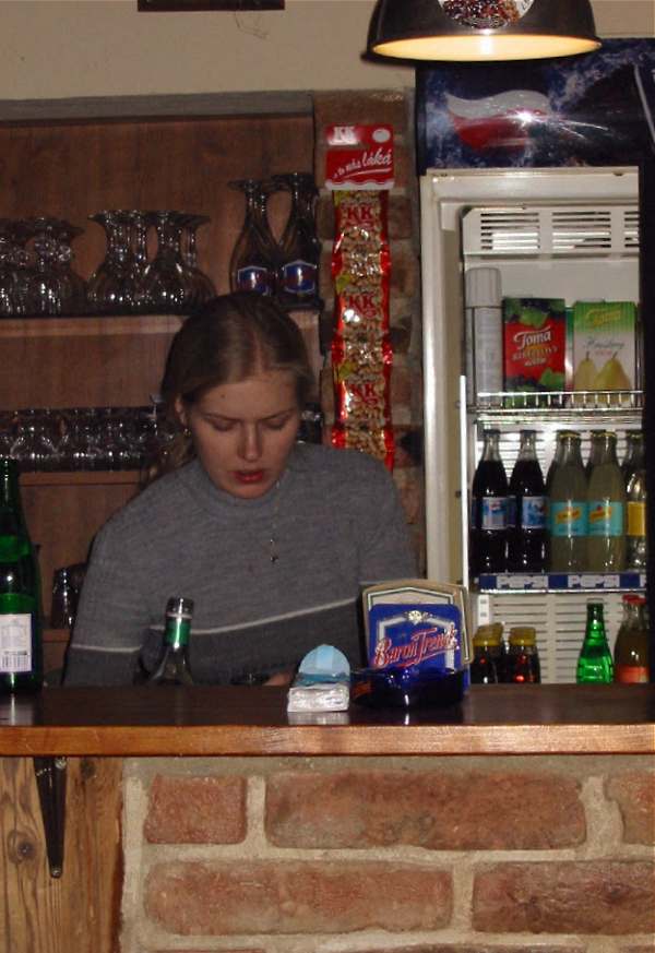 Dvact kilometr, hospoda v Zastvce u Brna. Servrka se nechtla fotit, ale nebylo j to nic platn.