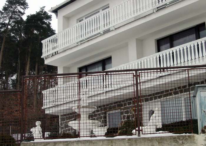 Tetice, zhruba dvanct kilometr. Vitska zaujal tento dm, a to hlavn sokami v zahrdce a rozhodl, e jej vyfot a e tu fotku musm dt na web. Sochy vak tm vbec nejsou vidt.