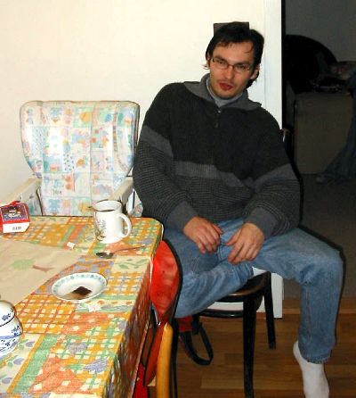 Sobota rno, Vitskv bratr Martin sed u aje. Te u je zut, ale pedtm mi stralivm zpsobem zalapal chodbu.