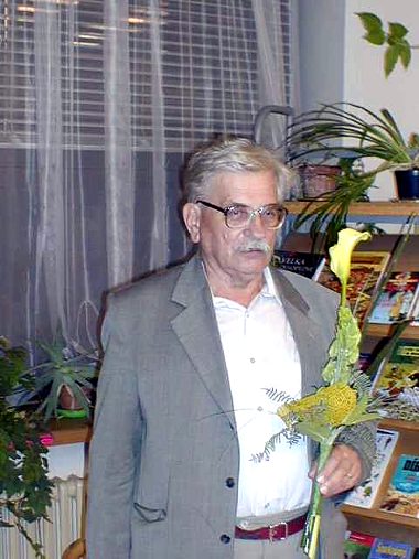 Vn nevm, co s tou kytkou bude dlat. Je to pkn blb zvyk, dvat chlapm kytku, urit by Culk ocenil nco praktitjho, teba mdlo.