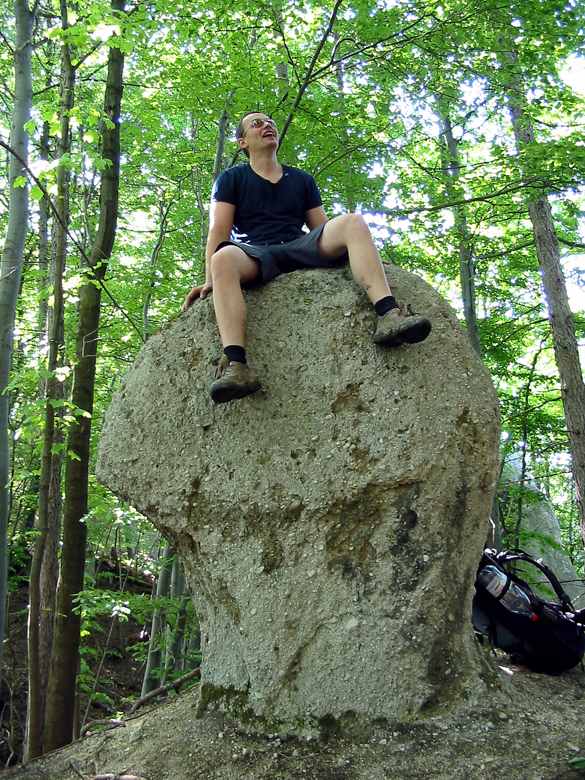 Debil na utru. Nesnm ho, jen se podvejte, jak se stupidn ksicht.