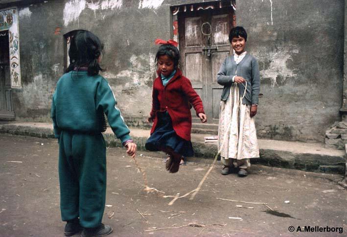 Bhaktapur, Kthmnd, Nepl. Dti si hraj se vihadlem.