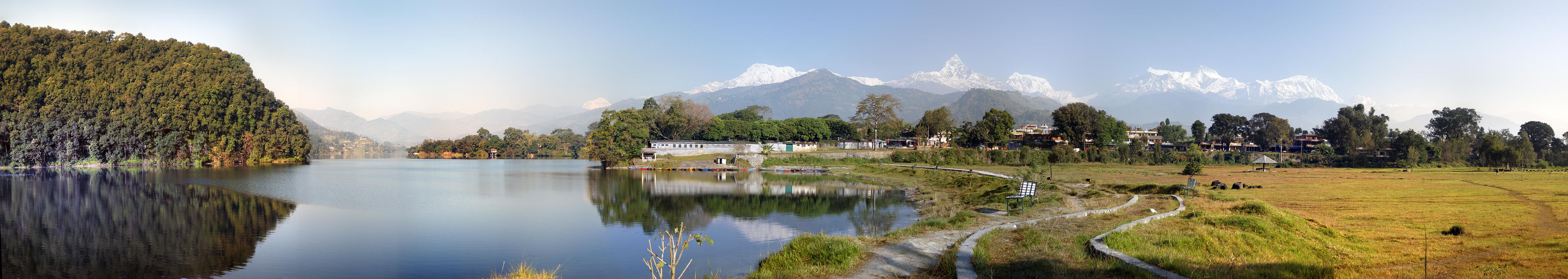 Rno u Phewa Lake, nad obzorem Annapurna (Pokhara)