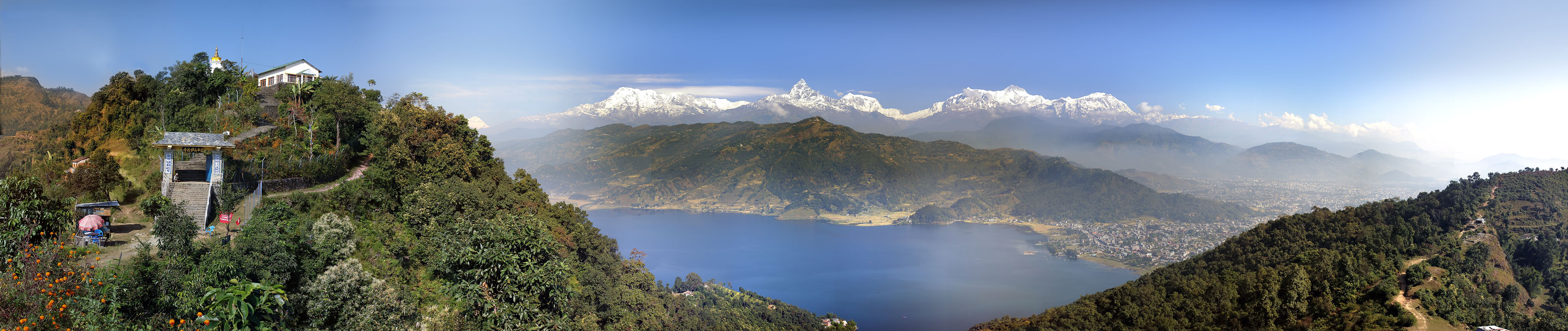 Rno pod stupou svtovho mru. Dole jezero Phewa, v dlce Annapurna. (Pokhara)