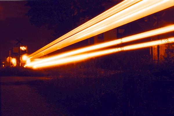 Magie elezninho pejezdu. Touto fotkou tak zanm plnit slib, e web zavalm hromadami starch fotografi, kter jsem si pivezl z domu. Pvodn je ta vc ernovl, ale skener ji bhvpro posunul do oranova. Nakonec jsem to tak nechal.