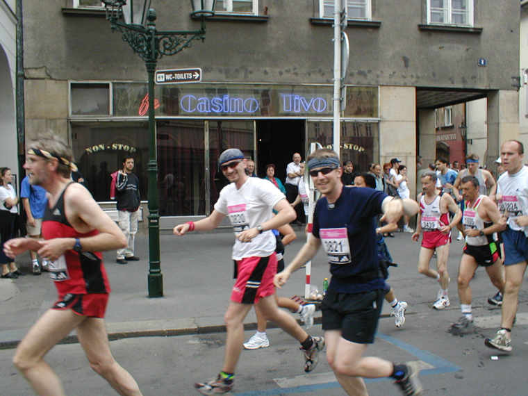 Doktor Miroslav Frstl (lovk s ervenou igelitovou takou) sleduje zancen bc zvodnky a astn se tak Praskho maratnu