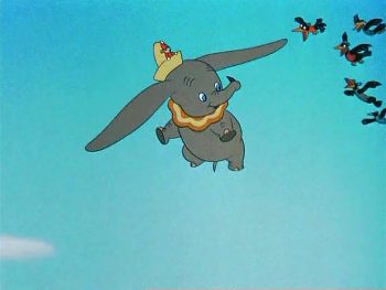 Nablbl slon z vypatlan americk sraky poletuje vzduchem.