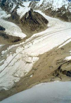 Pohled ze sedla Trashi Labtse (Parchamo High Camp, 5755) na vchod, na ledovce ve vce 5400 metr