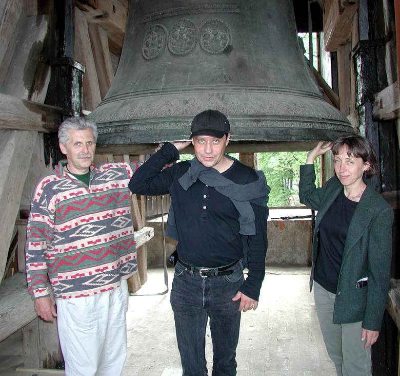 Vlevo spisovatel Zdenk Zapletal, vpravo Alena a uprosted kdosi jin. Alena snad v kdo, jestli vs to zajm, tak se j zeptejte.